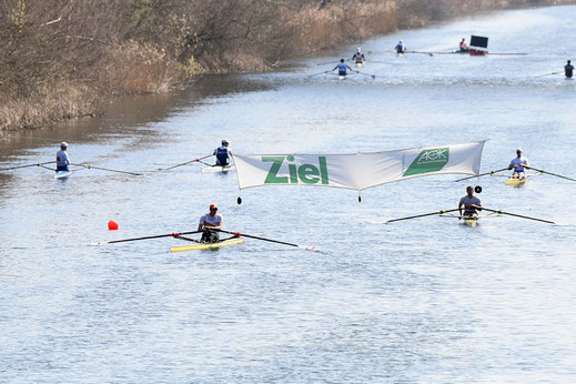 Zieleinlauf SM1x: 42 Skuller absolvierten die 6.000-Meter-Strecke in Leipzig-Burghausen. Foto: 2000meter.de