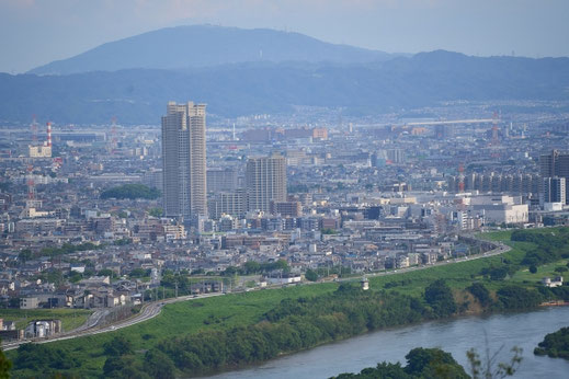 枚方市|樟葉(くずは)駅周辺の高層マンションと楠葉の街並み