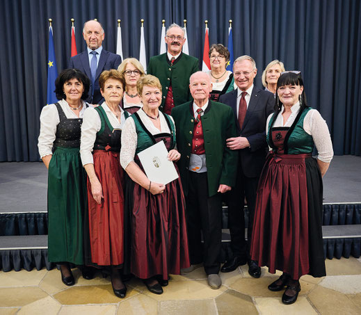 Kons. Monika Berger mit Landeshauptmann Mag. Thomas Stelzer, Landesobfrau Martina Pühringer und GratulantInnen.  Foto: Peter Mayr / Land OÖ
