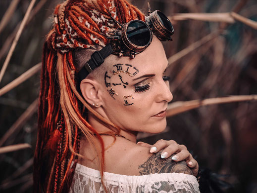 Ganzkopf Double Ended Dreadlocks mit individuellem Schmuckkonzept – vegane Kunsthaardreads, weich, leicht, ohne Eigenhaarschäden – SchneePunzel Schweiz.