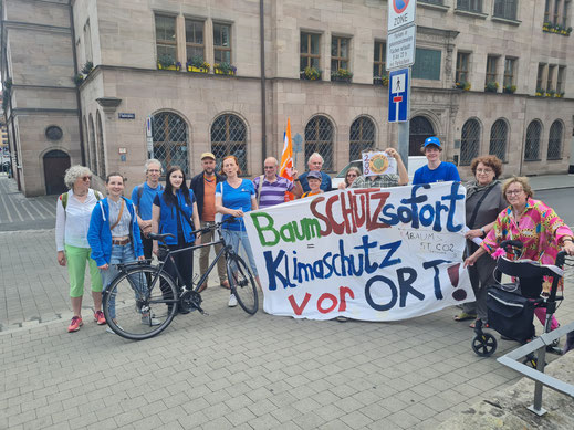 Gruppenbild Vertreter*innen des Bürgerbegehrens begrüßen die Annahme der Beschlussvorlage durch den Stadtrat bei einer Kundgebung vor dem Nürnberger Rathaus