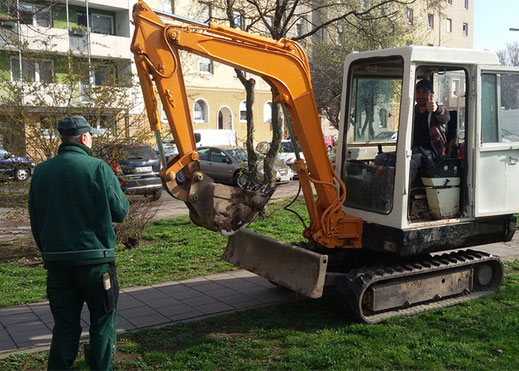 Kleinbagger bei der Arbeit in der Nürnberger Südstadt