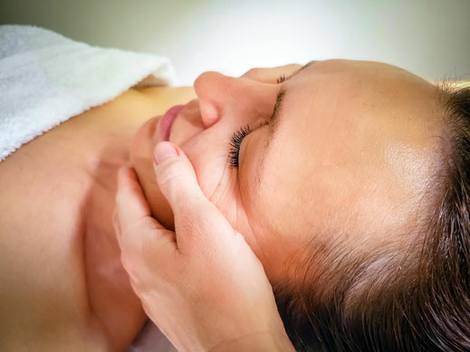 Wohltuende Griffe und wertvolle Massageöle lassen das Alter an dir abperlen