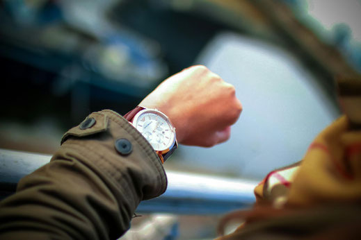 Gestresster Großstädter blick auf die Uhr