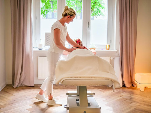 Eine Patientin genießt bei Heilpraktikerin Anne-Kathrin Harders eine Anwendung