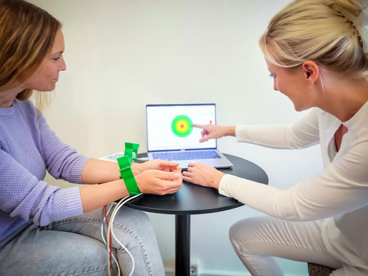 Heilpraktikerin klärt Patientin über ihr vegetatives Nervensystem auf   