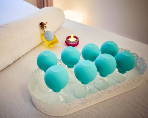 Set mit Schröpfgläsern auf der Massageliege