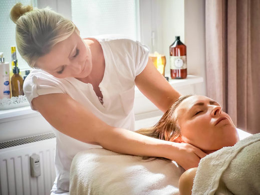 Gezielte Massagegriffe gegen muskuläre Verspannungen am Nacken 