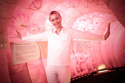 Darm-Expertin Anne-Kathrin Harders im Darmmodell der Felix-Burda-Stiftung