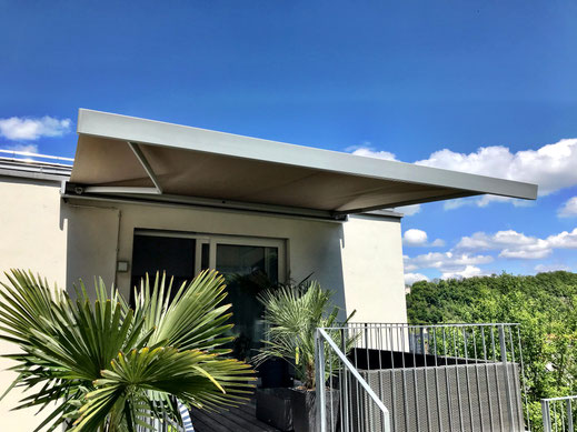 Markise über einem Balkon in Passau in Niederbayern