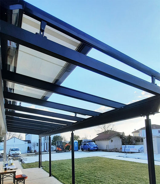 Wintergartenmarkise beschattet eine Terrassenüberdachung mit Glas