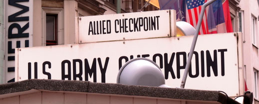 Sehenswürdigkeiten Berlin: Aufschriften auf dem Grenzposten «Allied Checkpoint» und «US Army Checkpoint».