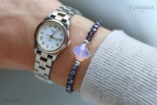 handgemachtes glasperlen armband in lila mit anhänger in silber