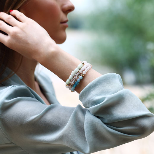 Modernes Edelstein Armband in weiß und blau