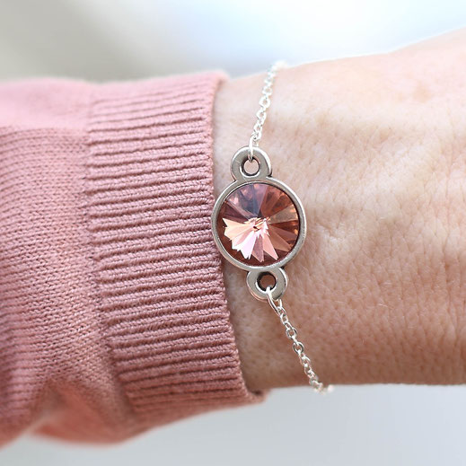 handgemachtes versilbertes Armband mit einem Swarovski Stein Anhänger in koralle/rosa, aus der Frühjahrskollektion, EVAMARIA jewelry, shop the look, detail, details, outfitdetail