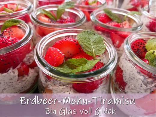 Erdbeer Mohn Tiramisu im Glas beim Kommzupotte Dessertcatering