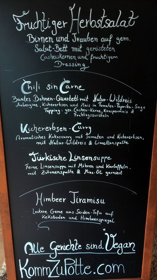 Tafel mit veganem Menü von KommZuPotte