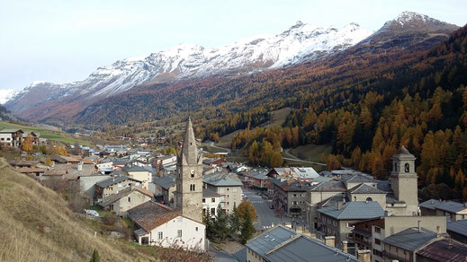 L'hôtel Alpazur est à Lanslebourg, un des villages de Val Cenis. Il est relié par le domaine skiable à Termignon en amont et à Lanslevillard en aval. 