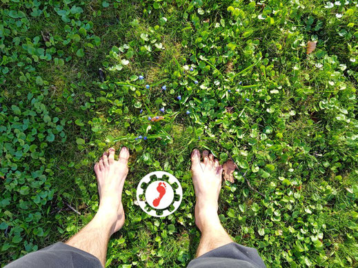 Barfuß im Gras
