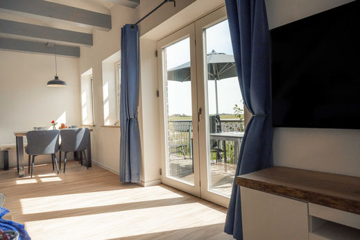 Wohnzimmer mit offener Balkenlage in der Ferienwohnung Schäfer's Loge