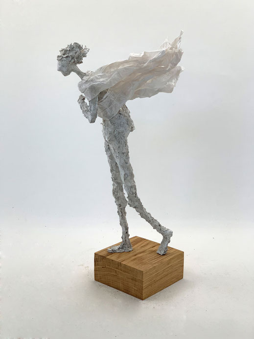 Skulptur aus Off-White Papier-Komposit (Pappmache) mit Körperneigung und wehender Stola gegen den Wind.