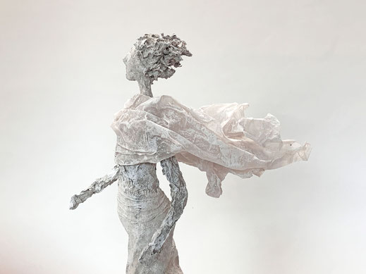 Detailaufnahme einer Skulptur mit wehendem Faltenwurf aus gehärtetem Papier und Textilien-Zeitgenössische Skulptur aus Pappmache und Papier-Komposit, Unikat von Claudia König