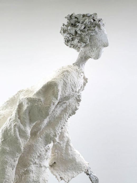 Detail einer Skulptur aus Papier-Komposit, Pappmache mit Textil-Elementen, haptische Oberflächenstruktur in Galeriequalität.