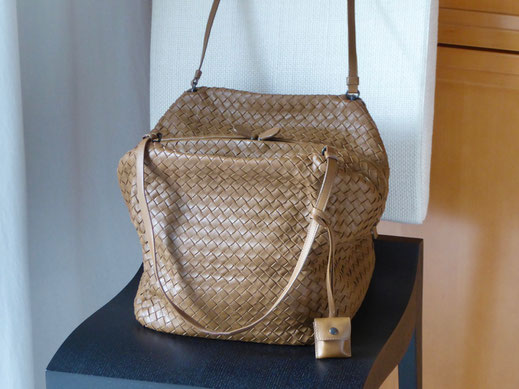 Aufbau-Pflegekur für Designertasche | Formgebung rundum erneuert 25 Jahre jung | NACHHER