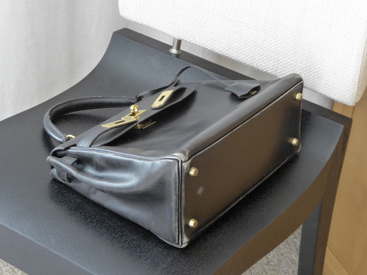 GEBRAUCHSSPUREN an Seitenkanten, Flächen und Taschenboden