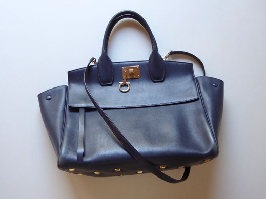 Designer-Tasche VORHER, stark gebraucht, Seiten & Ecken abgenutzt