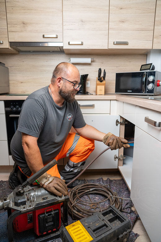 Mitarbeiterfoto Dinslaken AS Abfluss Service GmbH bei Einsatz in einer Wohnküche