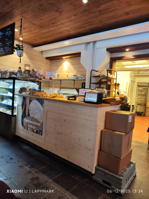 De counter van de bakkerij met een kijkje in de keuken erachter