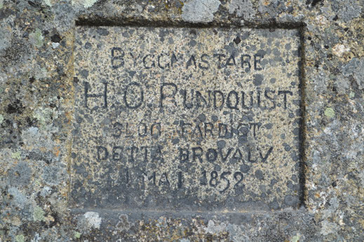 Bouwmeeste H.O. Rundquist was de architect van deze brug, zijn handtekening staat in de steen bovenaan. 