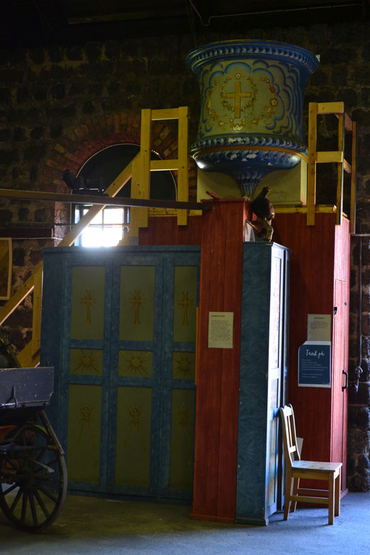 Uit de oude kerk van Forsbacka is de preekstoel in het museum geplaatst.