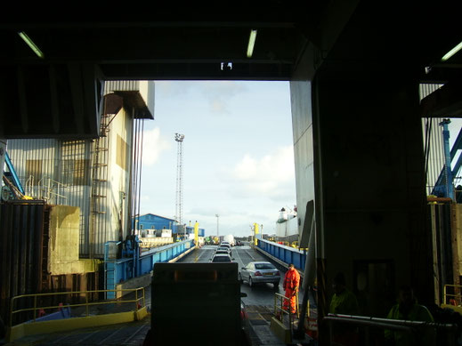 Eindelijk komt het vasteland in zicht. Een waterig zonnetje is er ook om ons te verwelkomen. 