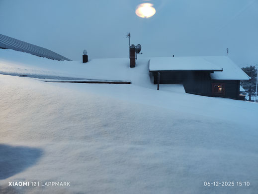 Het geluk is aan onze kant. Er is een ruime decimeter sneeuw gevallen, maar op het dak van het hotel lijkt het meer. Maar voor ons is het genieten. 