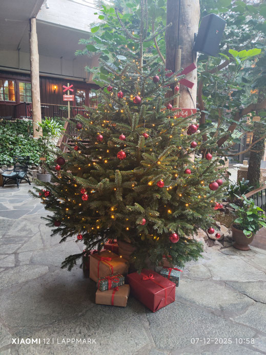 Julstämning i Storhogna Hotell, kerstsfeer in de binnentuin van het hotel. 