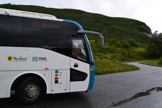 En inderdaad, daar is de bus al die uiteindelijk naar Kvikstad rijden zal. 
