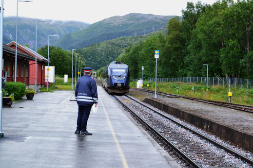 En daar is onze trein. Het personeel staat klaar om de trein te begeleiden bij zijn vertrek. 
