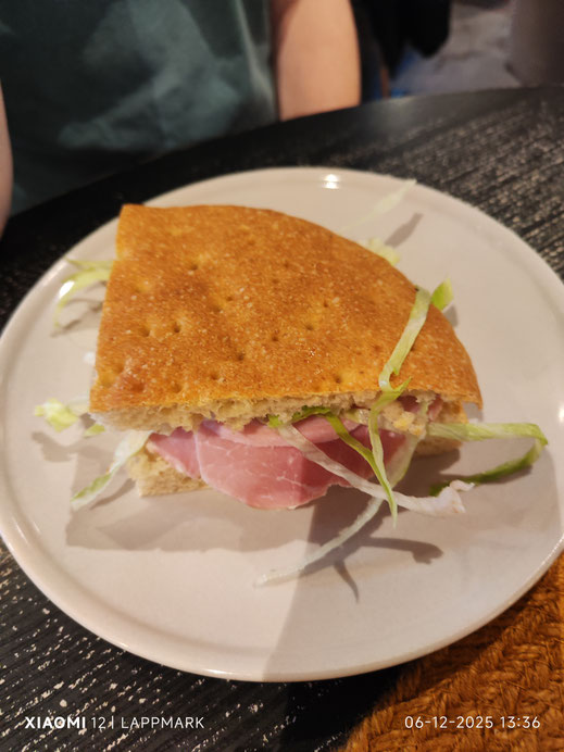 Johans broodje met ham en sla gemaakt met plantaardige boter. 