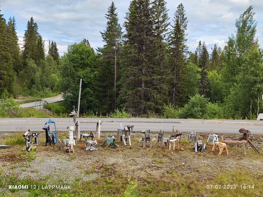 De afslag naar het hotel is geflankeerd door deze houten rendieren. Indien u deze op de weg naar Klövsjo of Vemdalenskalet passeert zonder af te slaan, dan heeft u de toegangsweg naar het hotel gemist.