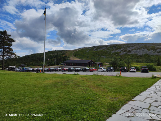 Uitzicht vanuit de ingang van Storhogna Högfjällhotell, het dkigebied op de achtergrond. 