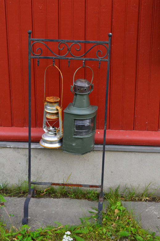 Oude lampen vormen een mooie decoratie bij het huis