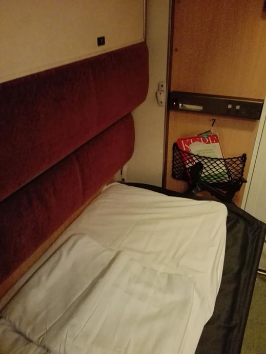 Bed in de slaapcoupé voor 3 personen in de nachttrein Narvik - Stockholm