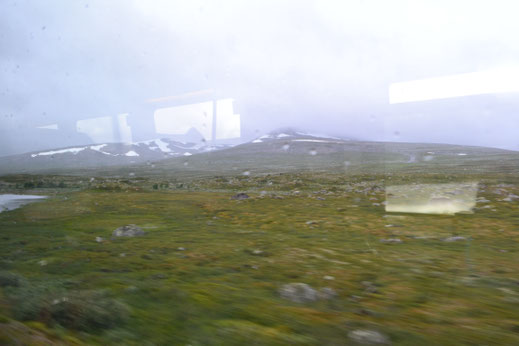 Wat zou het uitzicht hier prachtig kunnen zijn. Maar de bergen zijn in de wolken verborgen. 
