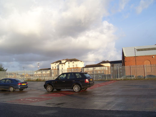En dan komt er ineens iemand aan, we mogen ineens naar de vrachtautobaan en voor we het weten staan we voor het grensportaal