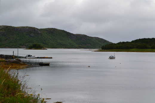 Het water staat laag in het fjord. Maar helaas de zon komt er niet bij. 