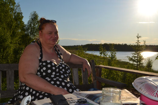 Genieten bij een sommarstuga aan de rivier de Töre, bij de instroom van de Tör in de Botnischegolf. Een gek gevoel is het wel dat de Botnischegolf hier geen eb en vloed meer heeft. © 2019