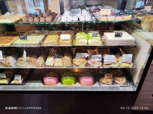 Een vitrine vol met lekkers, van taart en koekjes tot gezonde broodjes