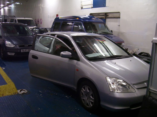 Onze plek op het parkeerdek van de veerboot. 